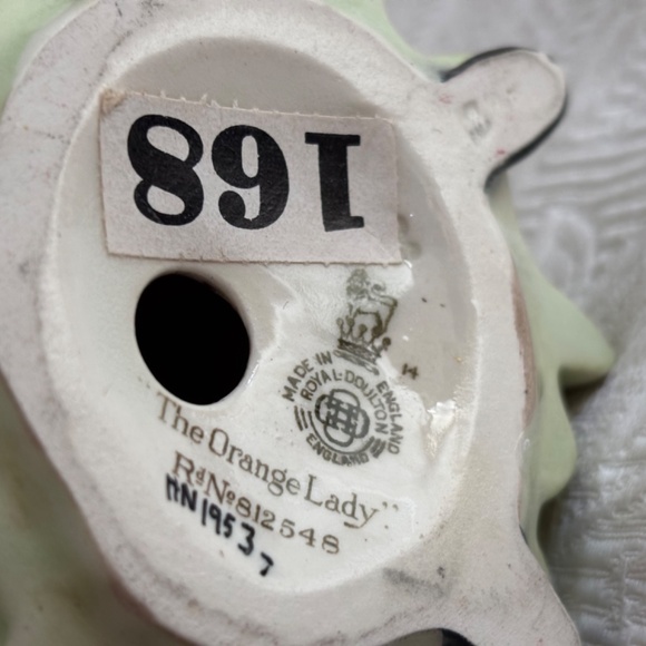 Royal Doulton, The Orange Lady HN1953, ca. 1941 - Picture 7 of 7